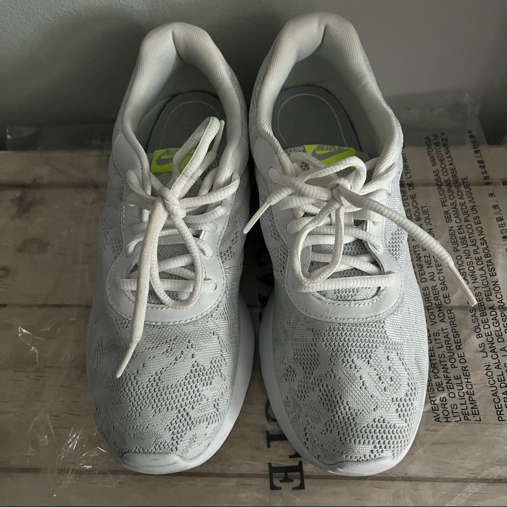EUC- White lace Nike sneakers SZ 8